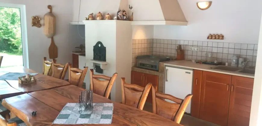 Luxus családi ház eladó nem kis extrával: műhellyel