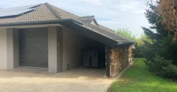 Luxus családi ház eladó nem kis extrával: műhellyel