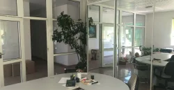 Luxus családi ház eladó nem kis extrával: műhellyel