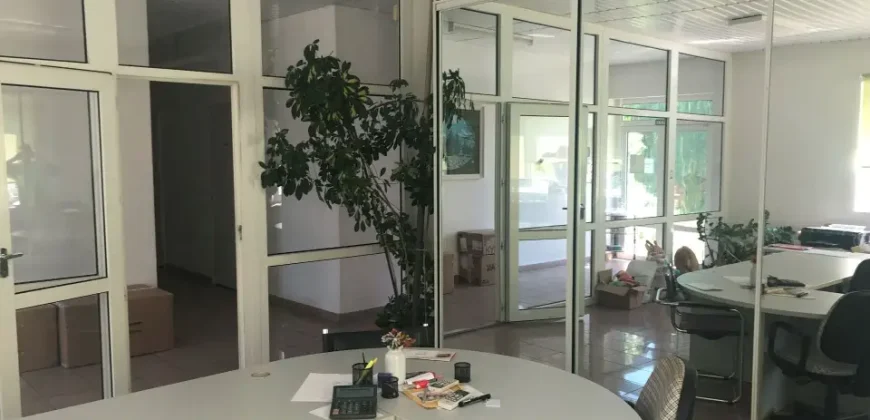 Luxus családi ház eladó nem kis extrával: műhellyel