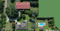 Luxus családi ház eladó nem kis extrával: műhellyel