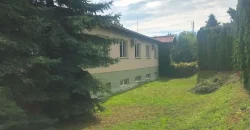 Luxus családi ház eladó nem kis extrával: műhellyel