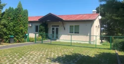 Luxus családi ház eladó nem kis extrával: műhellyel