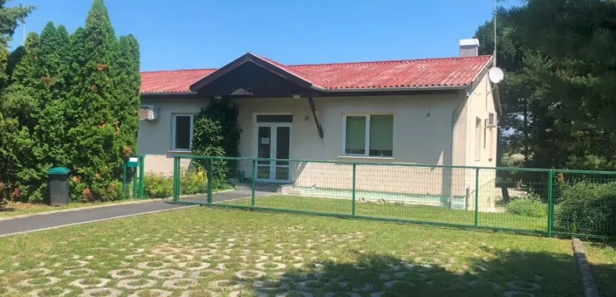 Luxus családi ház eladó nem kis extrával: műhellyel