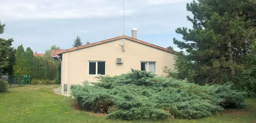 Luxus családi ház eladó nem kis extrával: műhellyel