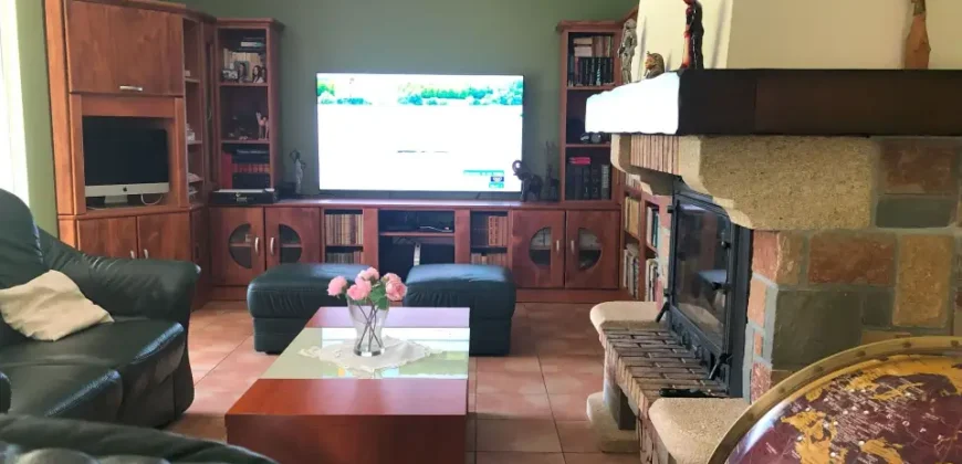 Luxus családi ház eladó nem kis extrával: műhellyel
