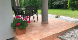 Luxus családi ház eladó nem kis extrával: műhellyel
