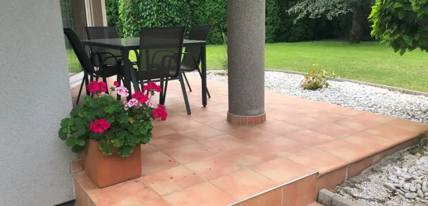 Luxus családi ház eladó nem kis extrával: műhellyel