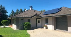 Luxus családi ház eladó nem kis extrával: műhellyel