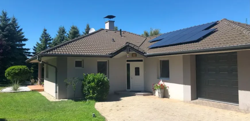 Luxus családi ház eladó nem kis extrával: műhellyel