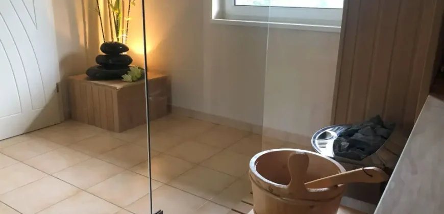Luxus családi ház eladó nem kis extrával: műhellyel