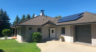 Luxus családi ház eladó nem kis extrával: műhellyel